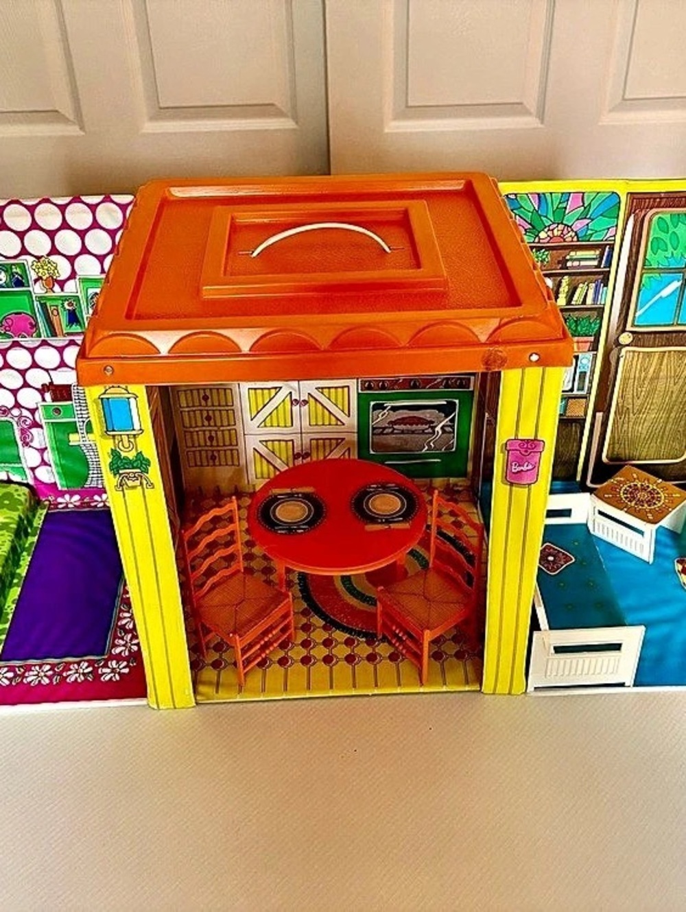 Barbie Doll Country Living Home Vintage 1973 Vinyl Dollhouse + Furniture